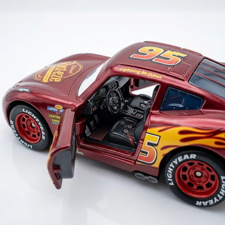 Traseira da miniatura com aerofólio e escapamento duplo