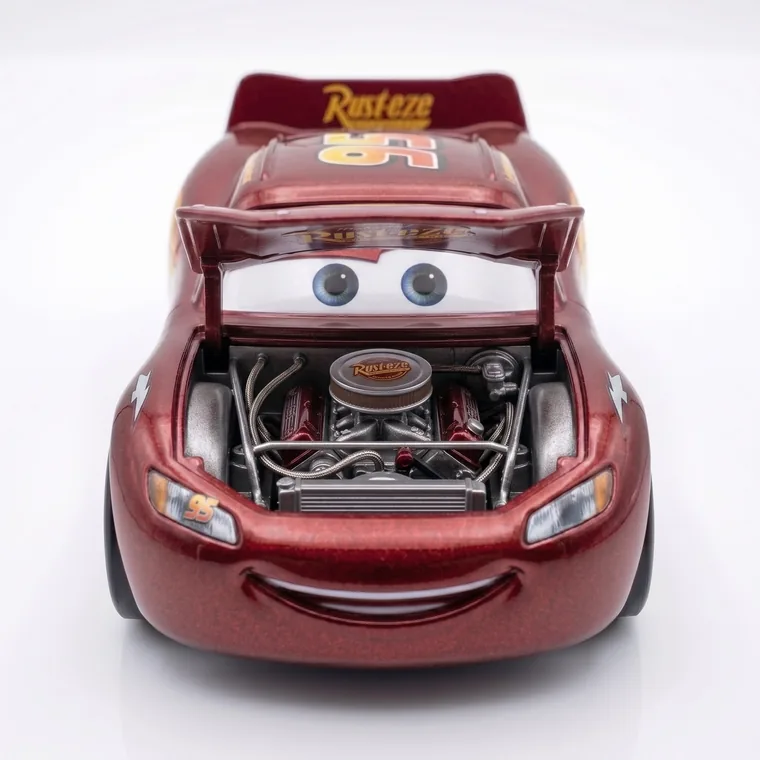 Capô aberto revelando o motor V8 detalhado